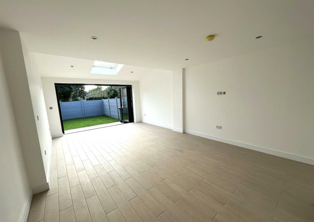Linwood Drive, Lounge, Diner