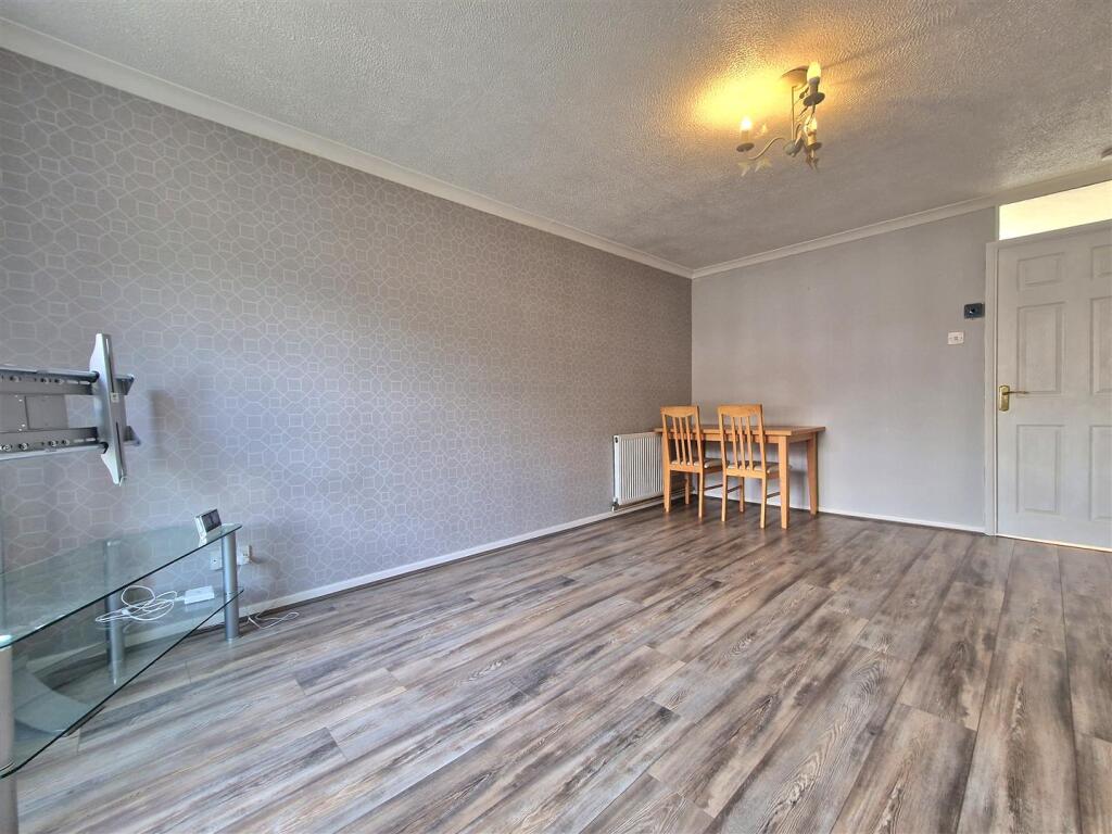Lounge/Dining Area