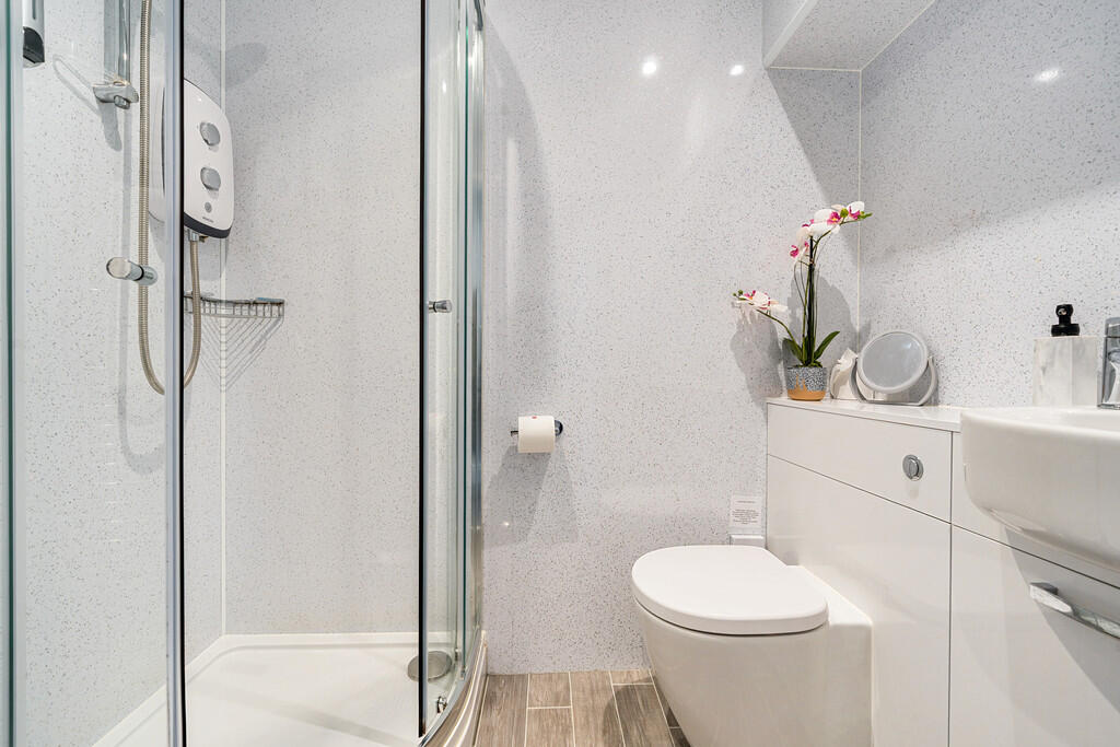 Ensuite shower ro...