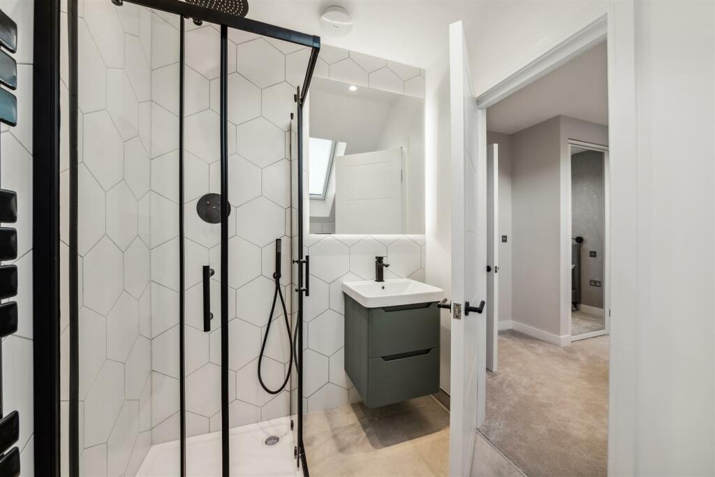 Flat 4, 52 Gilbey Road, SW17 0QG-5.jpg