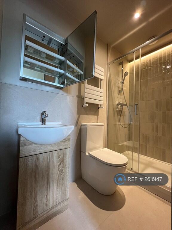 6 Ensuite Spa-Style Luxury Bathroom 