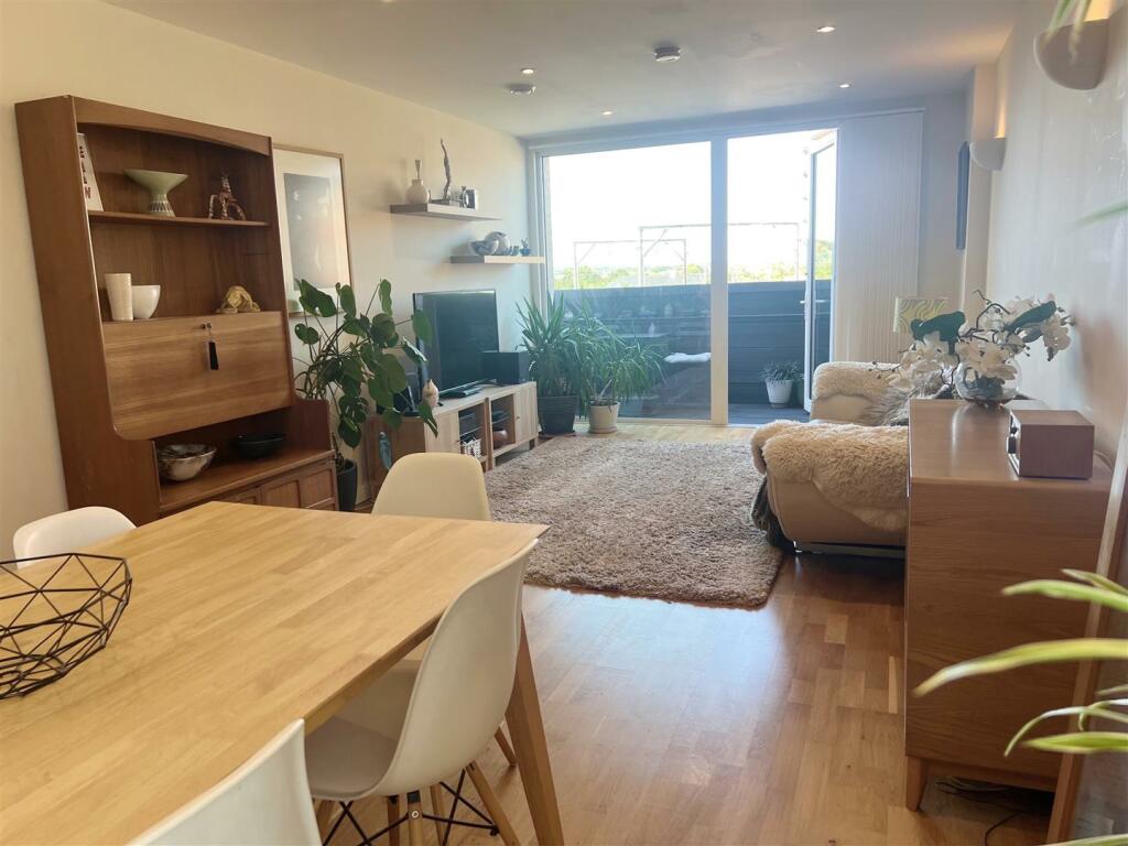 Dining Area to Lounge