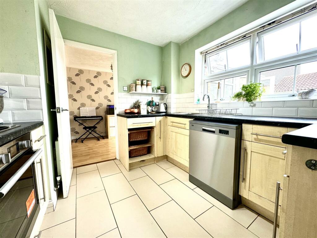 KITCHEN: