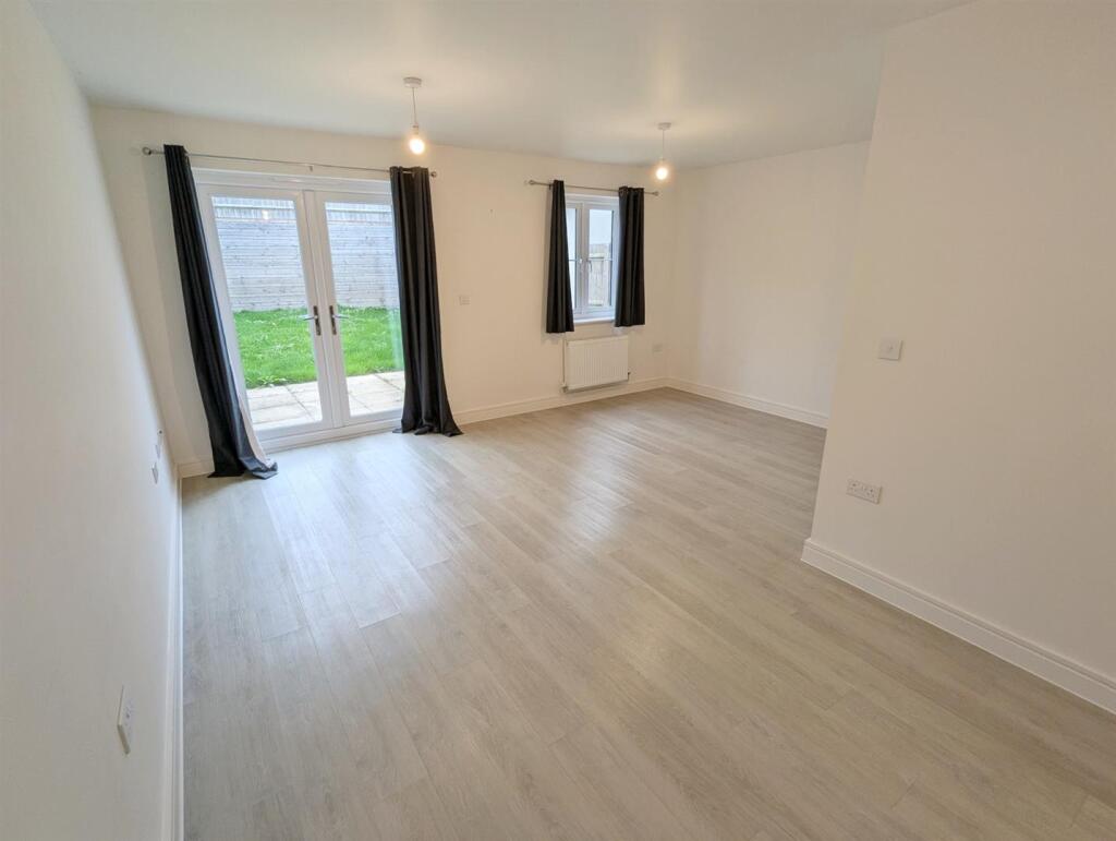 OPEN PLAN LIVING/DINING/KITCHEN AREA