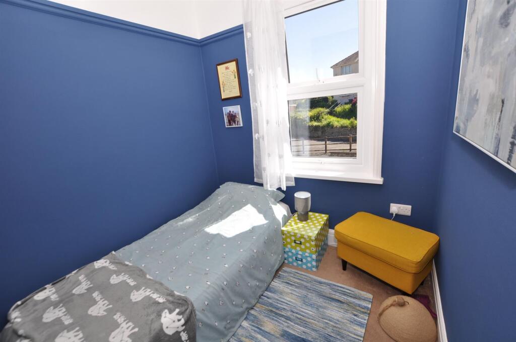 Front bedroom 3