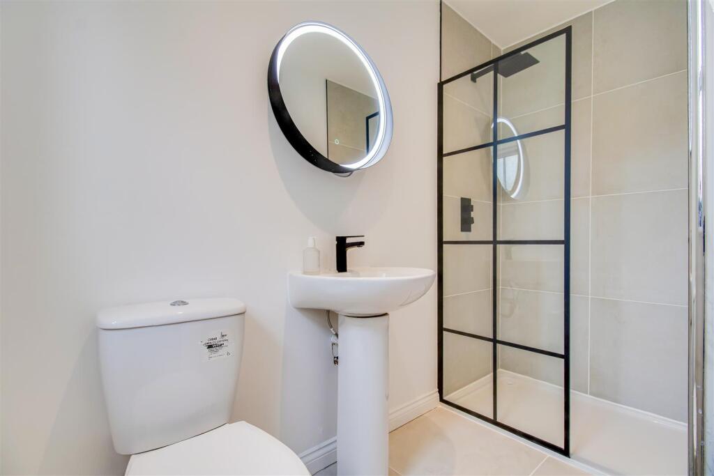 EN SUITE SHOWER ROOM