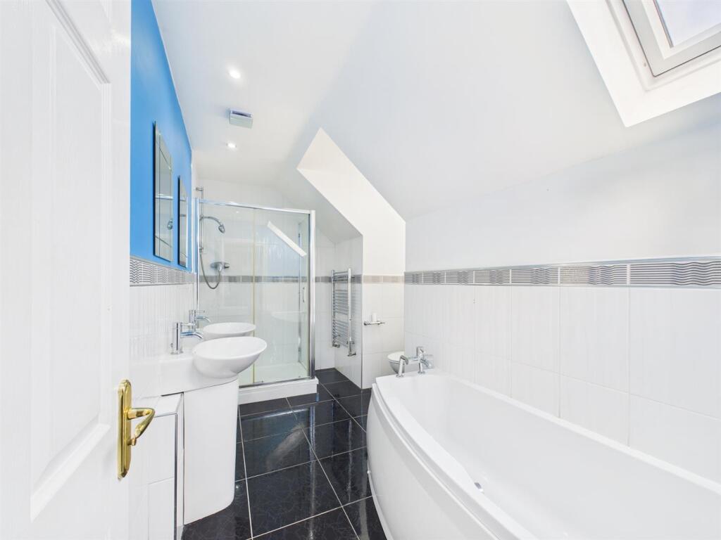 Master Ensuite.jpg