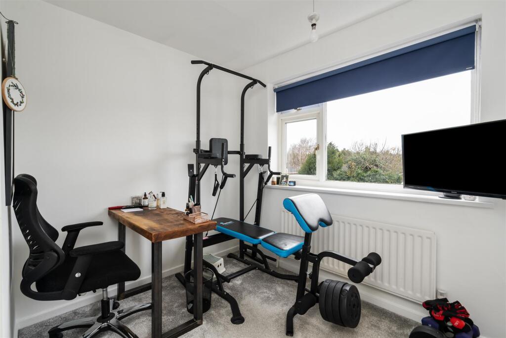 47 Chantry Heath Crescent_11.jpg