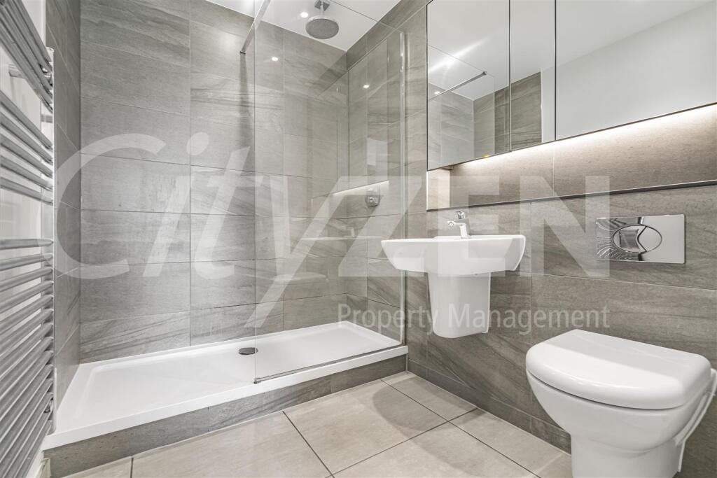 EN SUITE SHOWER ROOM