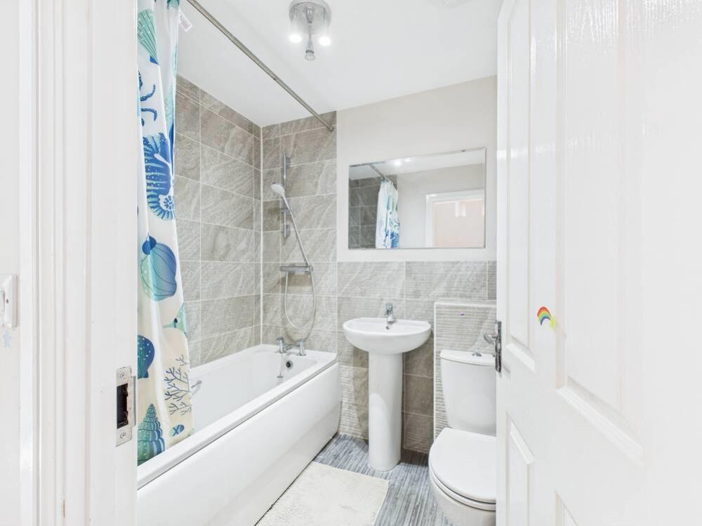 CAM02313G0-PR0097-STILL038-thumbnail-h750-70