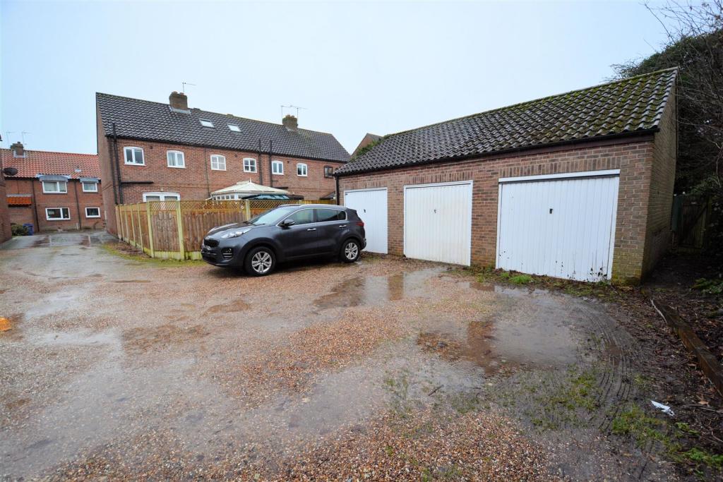 rear parking / garage