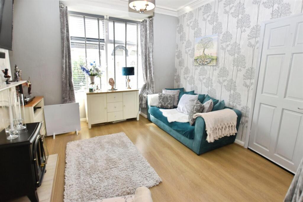 747ceee6-living 20b.JPG