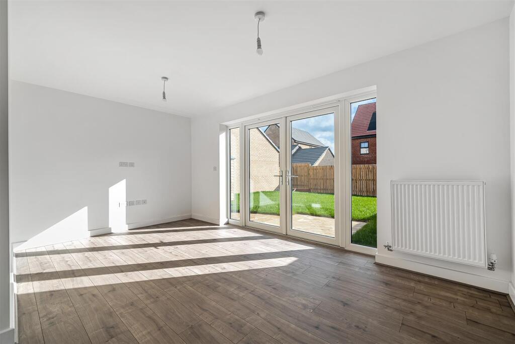 3 bed terraced house to rent Colin Rd, Caterham C