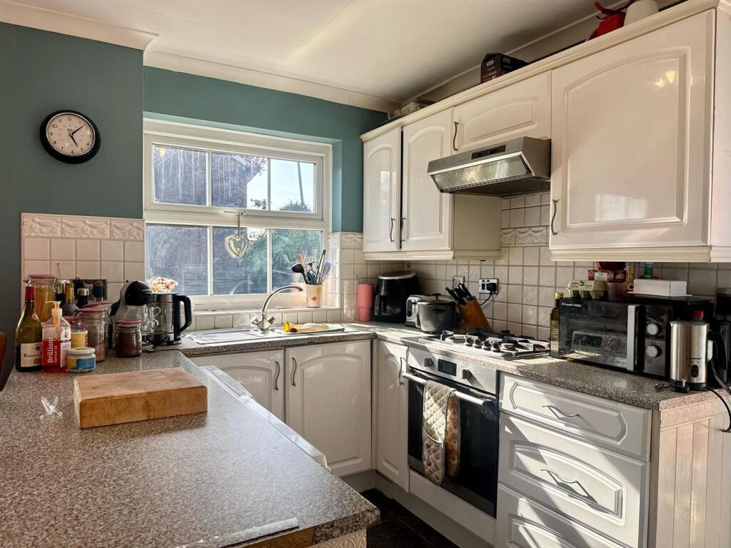 Kitchen 2.jpg