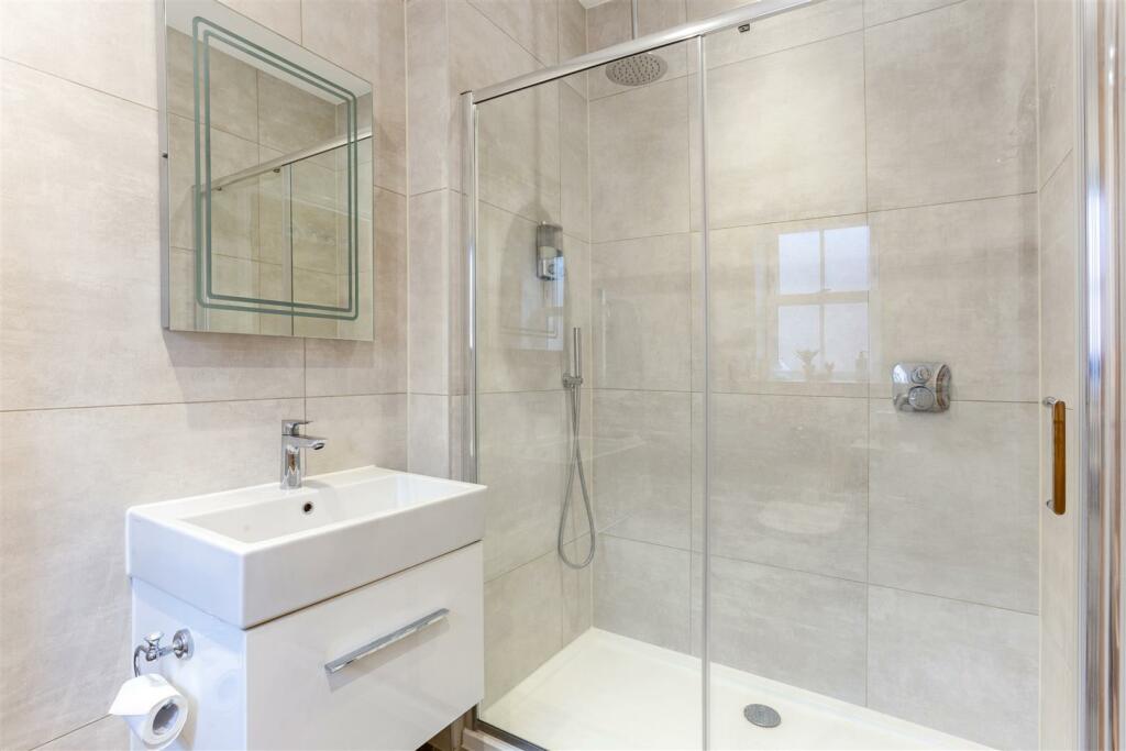 81830_4A-Bingham-Avenue-Poole (24).jpg