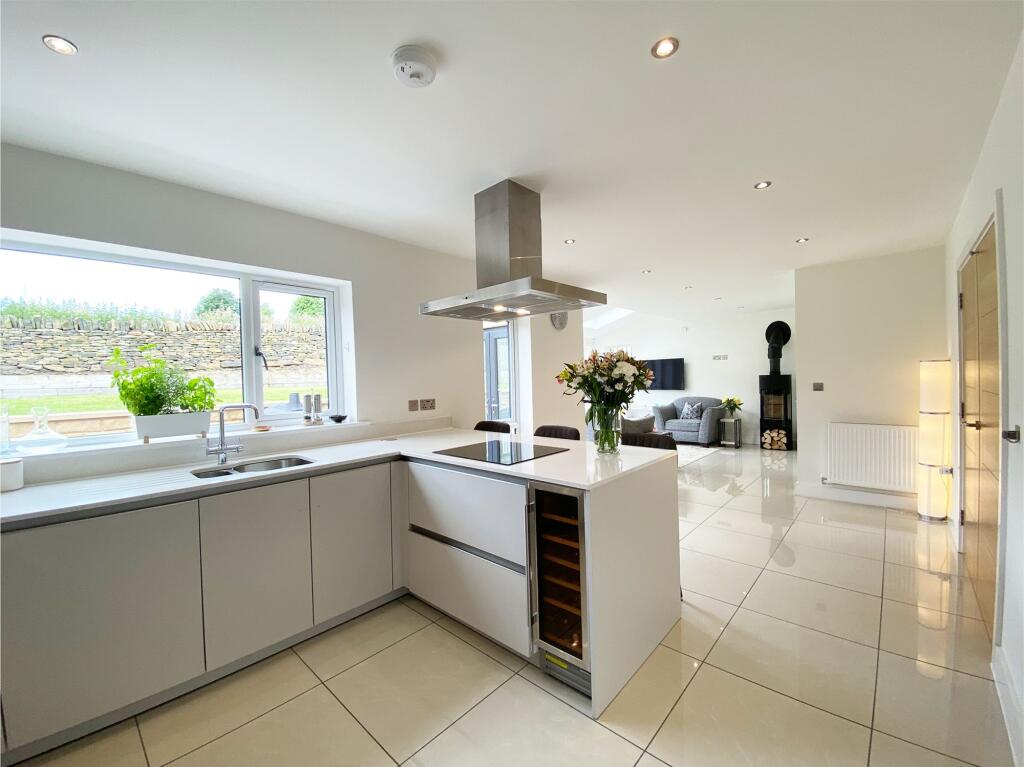 OPEN-PLAN DINING KITCHEN AND FAMILY ROOM