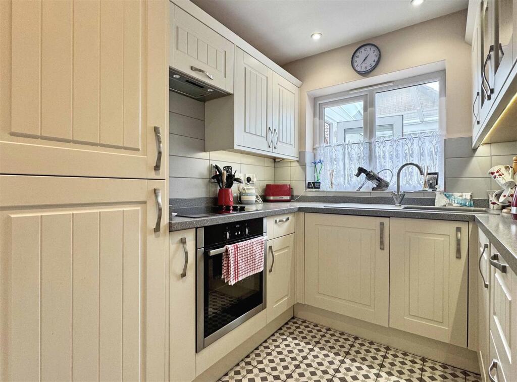 Kitchen b.jpg