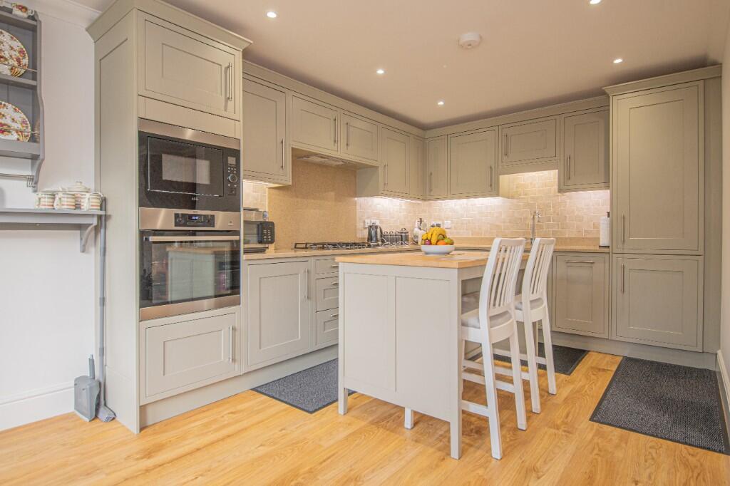 KITCHEN/BREAKFAST