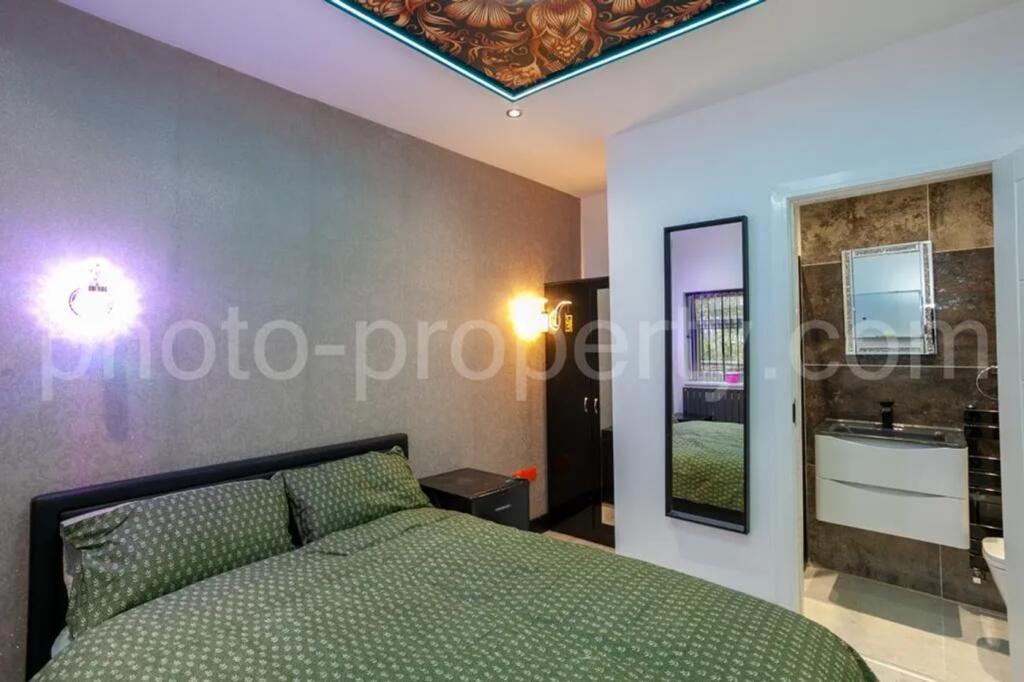 This inviting double bedroom features a spaciou...