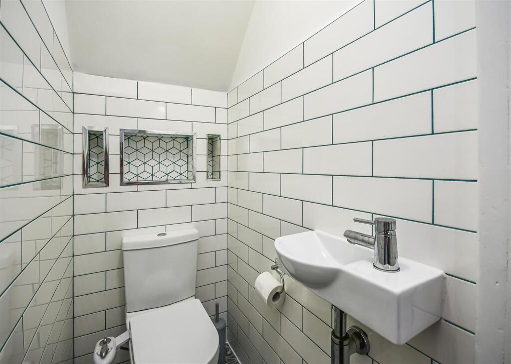 26 Brook Road-Cloakroom.jpg