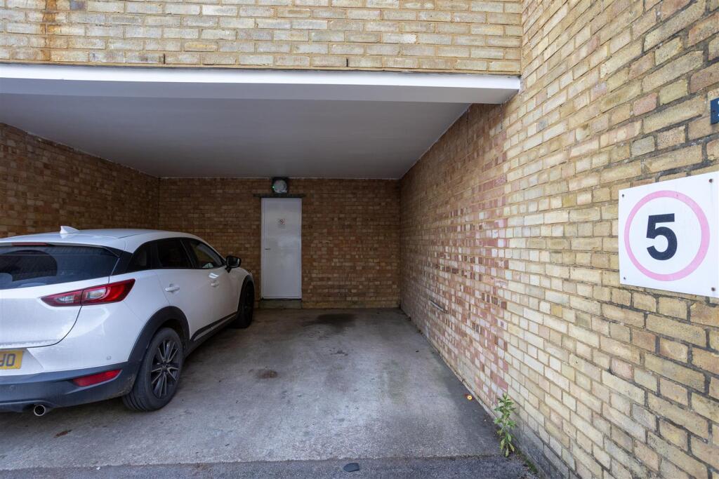 flat-well-house-banstead-116.jpg