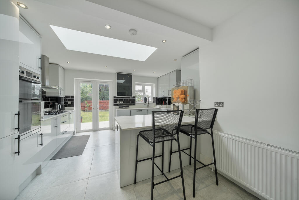 1305841-15-684c05...