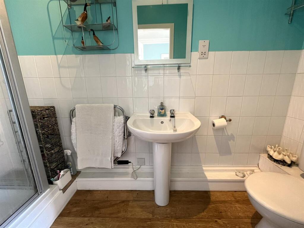 EN-SUITE SHOWER ROOM