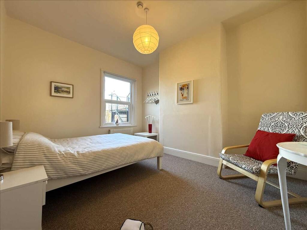 Bedroom (rear)