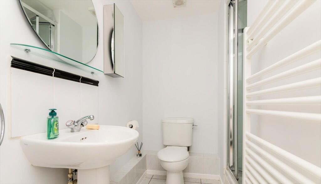 En-suite to bedro...