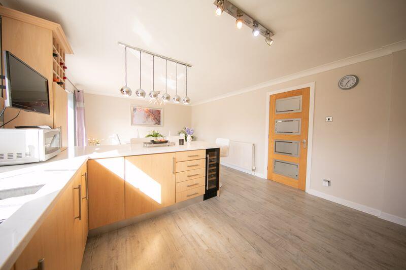 Kitchen &amp; dining room