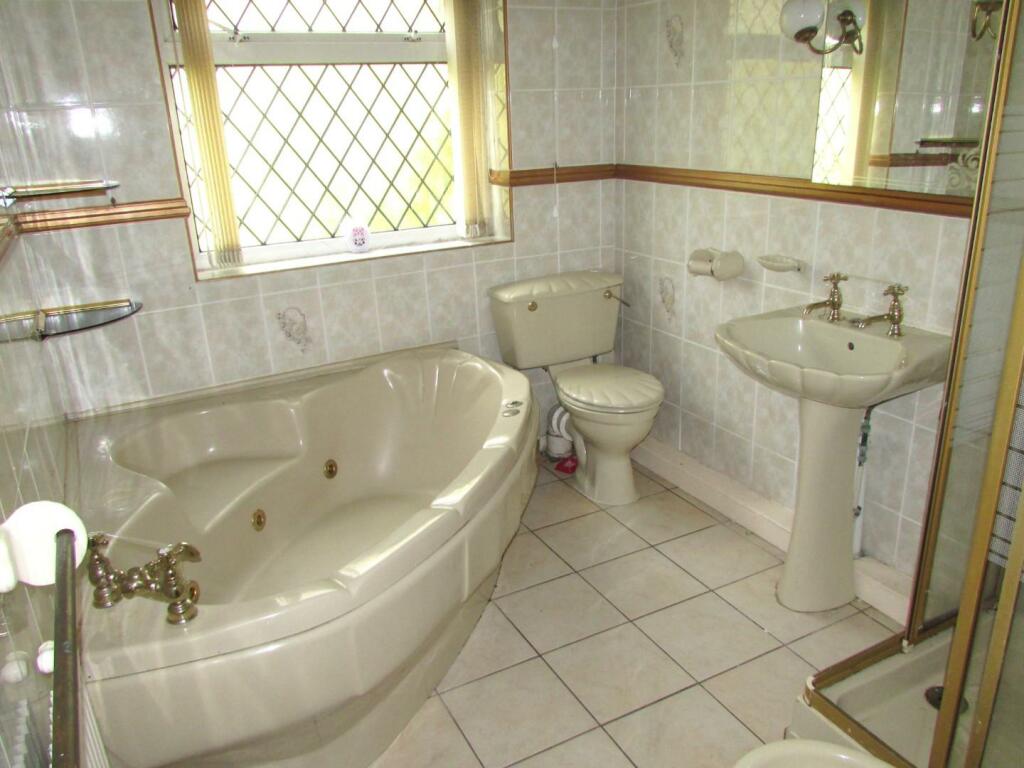 TheFairway154bath.JPG