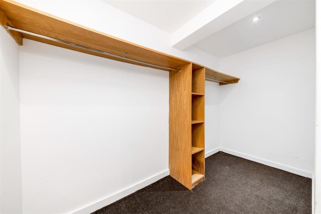 WALK-IN WARDROBE