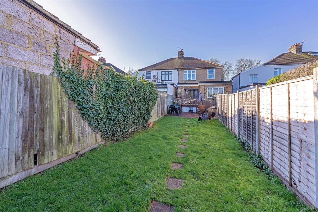 111B Wood Lane Isleworth, TW7-LOW RES-32.jpg