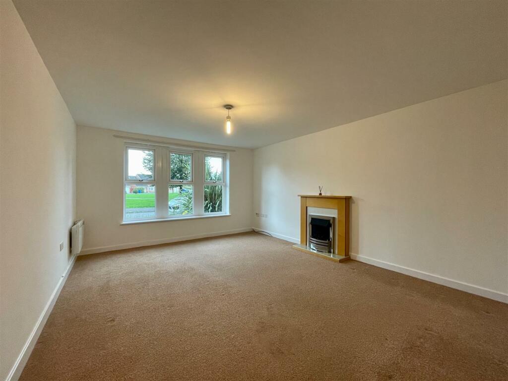 4 Living Room.JPEG