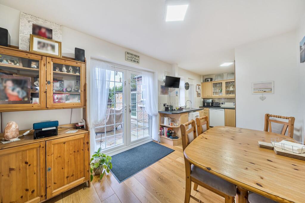 Open plan dining/kitchen area