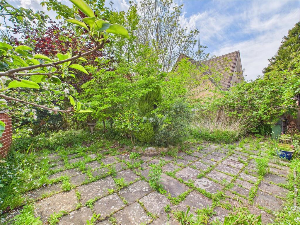 19 - LARGE HOUSE WITH ATTACHED 3- BED ANNEX THORNB