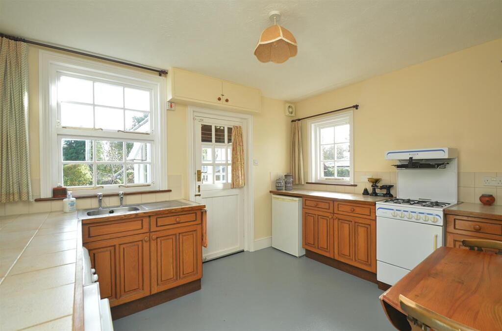 resizedKitchen1.jpg