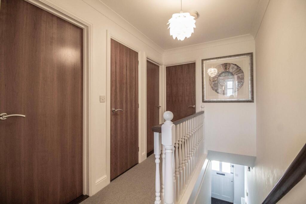 8 St. Edmundsbury Mews [Landing] 01.jpg