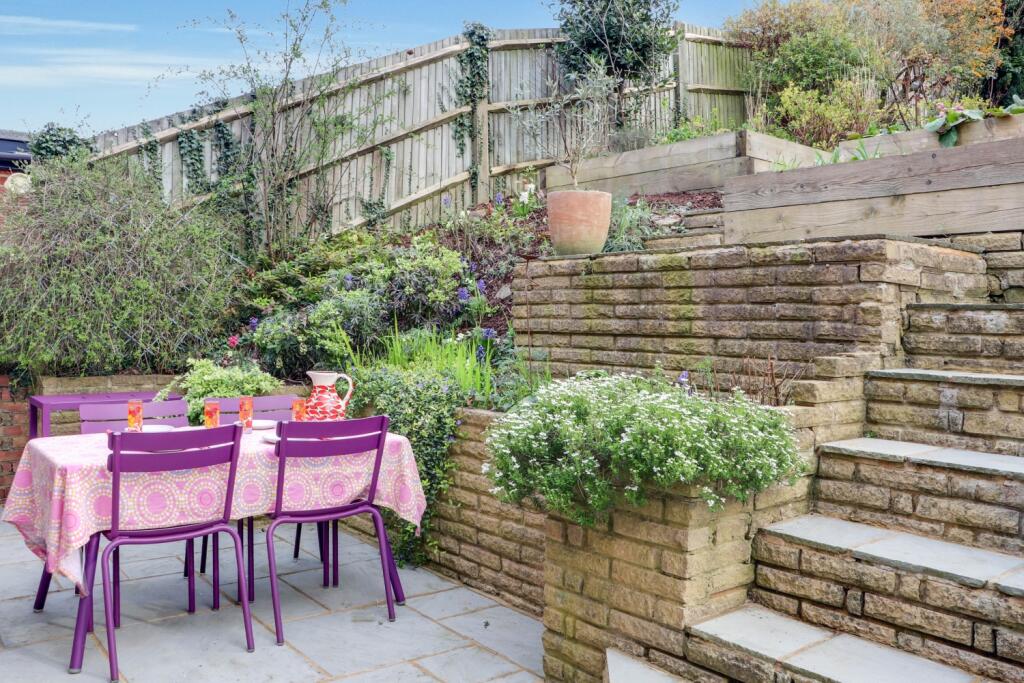 Al fresco dining patio