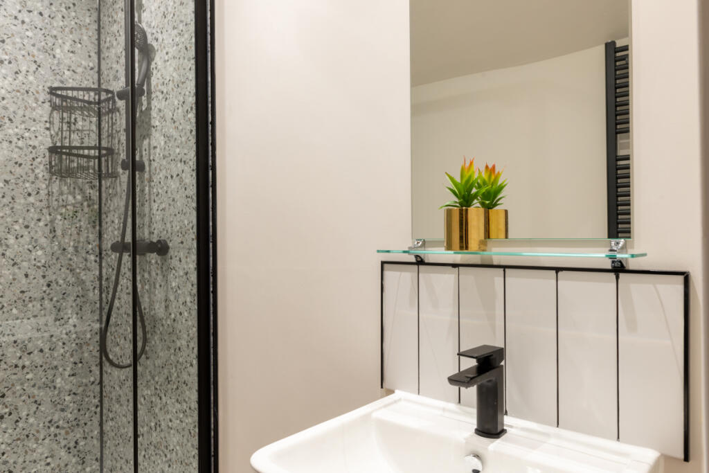 11 Well Street, Bathroom 2