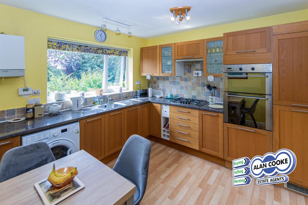 FITTED KITCHEN