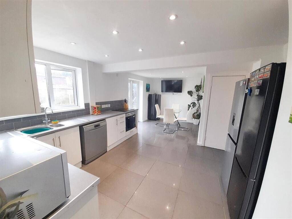 Kitchen / dining room