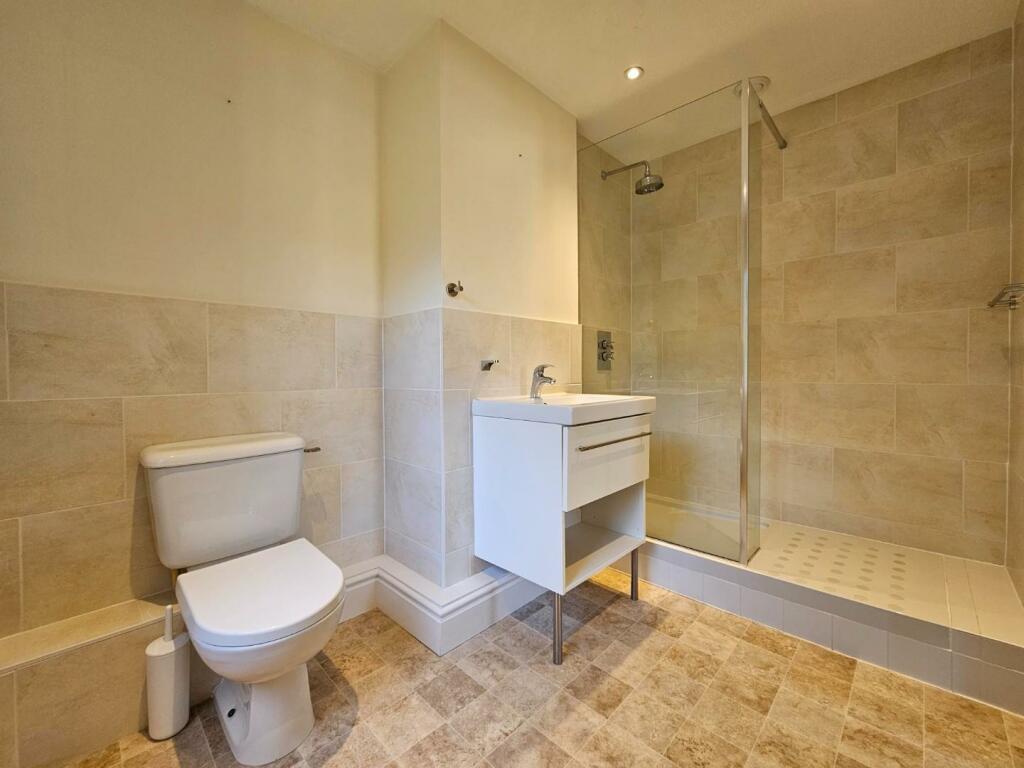 Bed 1 En-Suite Shower