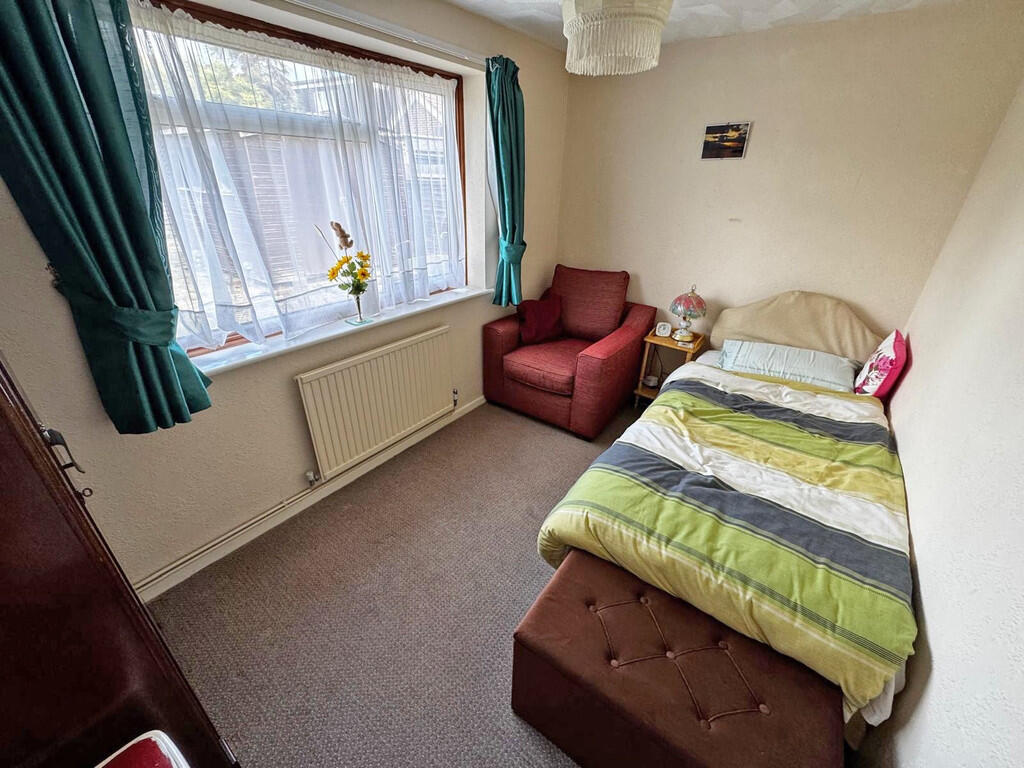 Second bedroom (1