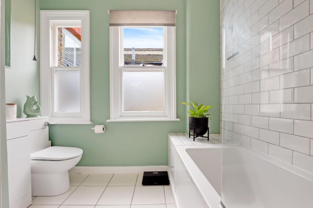 04-5f84JHPropWpen - 12b Royston Road - 22.jpg