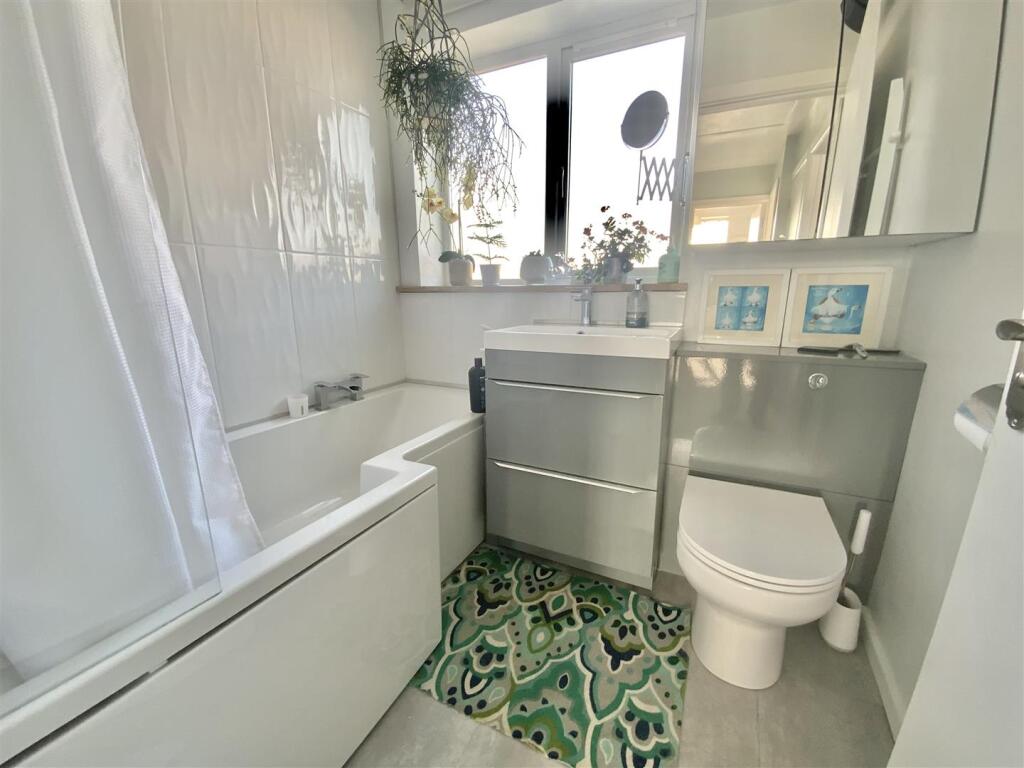 Bathroom (First Floor)