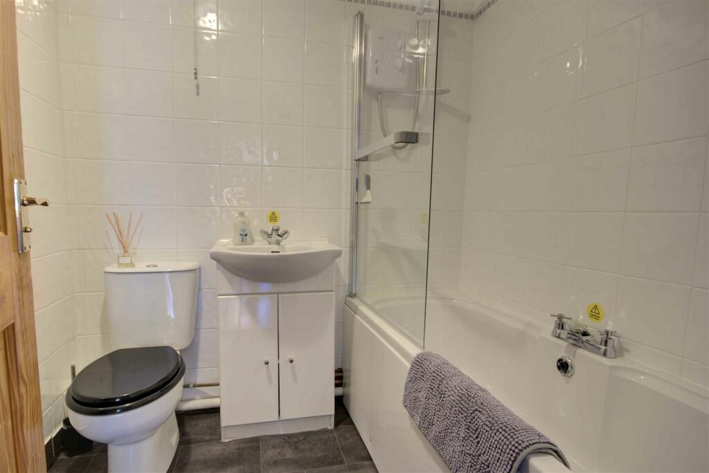 BATHROOM GROUND FLOOR