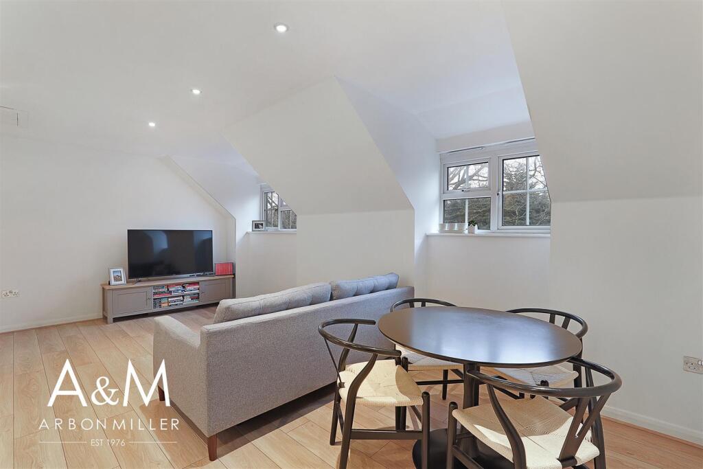 OPEN PLAN LOUNGE KITCHEN