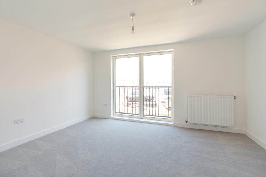 38 Lady White Crescent-08460
