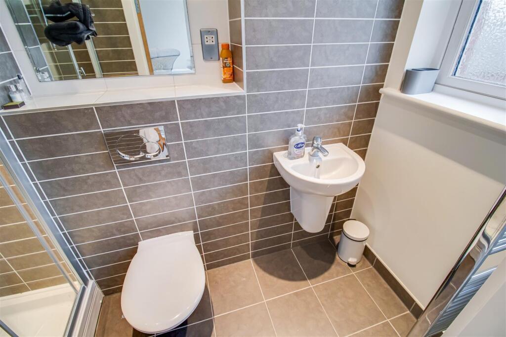EN SUITE SHOWER ROOM